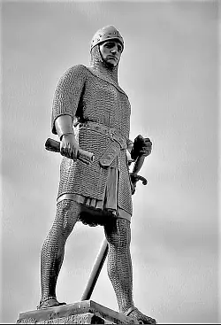 Bernhard II., Edler zur Lippe, war nicht nur ein machtbewusster Herrscher sondern gründete auch die Städte Lemgo und Lippstadt sowie das Zisterzienserkloster Marienfeld. Seine Statue steht auf einer Säule in Lippstadt. - © hb