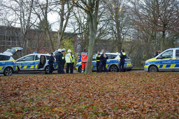 Polizisten sperren die Zufahrten zum Schulzentrum Lohfeld. Ein aus unbekannter Ursache ausgelöster Amokalarm hatte den Großeinsatz ausgelöst. - © Tim Freitag