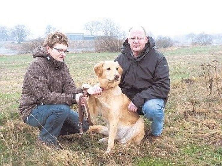 Die 15 Monate alte Hovawart-Hündin Brijana ist knapp einem Giftanschlag entkommen. Rattengift-Köder namens "Power Packs" waren an der Weser verstreut. Heike und Helmut Köpper aus Ovenstädt wollen andere Tierfreunde warnen. - © MT-Foto: Anja Peper