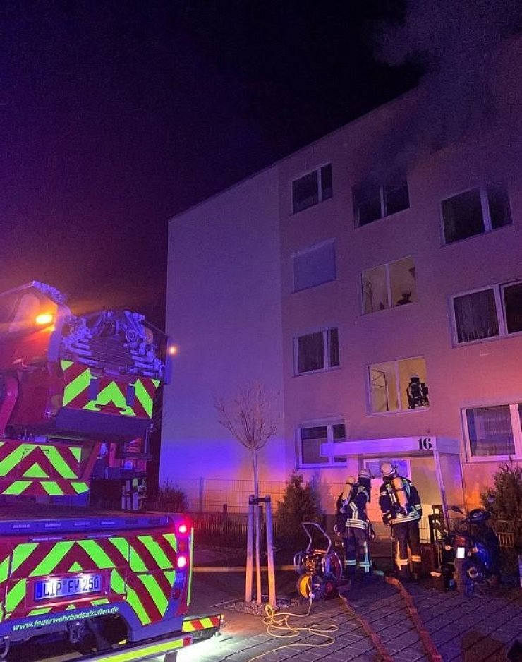 Die Freiwillige Feuerwehr Bad Salzuflen hat am frühen Samstagmorgen 41 Menschen nach einem Wohnungsbrand in Sicherheit gebracht. - © Daniel Hobein / Feuerwehr Bad Salzuflen
