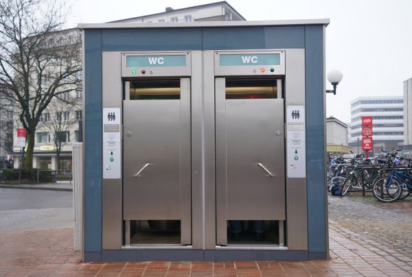 Die Stadt Hamburg fördert den Betrieb von 137 öffentlichen Toiletten in Regie der Stadtreinigung jährlich mit mehreren Millionen Euro. - © Marcus Brandt/dpa
