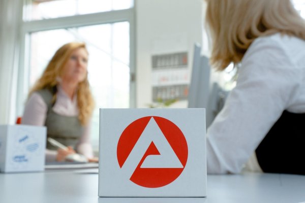 Der erste Gang zur Agentur für Arbeit löst bei manchen ein mulmiges Gefühl aus - doch man muss keine Sorgen vor dem Gespräch mit der Fachkraft haben. - © Markus Scholz/dpa-tmn