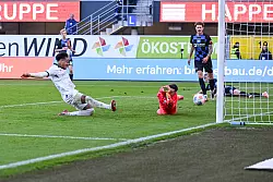 Arminia Bielefelds Momuluh drückt den Ball in der 29. über die Linie. - © Teresa Kröger