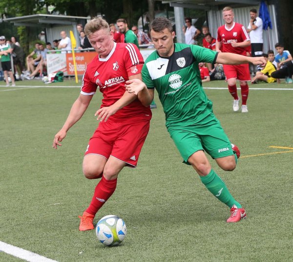 Kampf um den Ball: Augustdorfs Marco Mescheder (links) und Oerlinghausens Dawid Stroisz. - © Paul Cohen