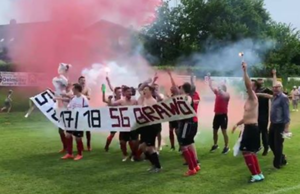 So feierte die Mannschaft der SG Brakelsiek/Wöbbel den Aufstieg. - © Screenshot: LZ