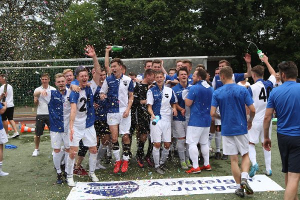 Geschafft: Nach einem 3:1 über Verfolger TuS Lügde ist der SV Jerxen-O. nunmehr in die Bezirksliga aufgestiegen. Die Mannschaft feierte den Erfolg mit viel Freude und so manche Sektdusche ging auf Meistertrainer Bastian Möller nieder. - © Dietmar Welle