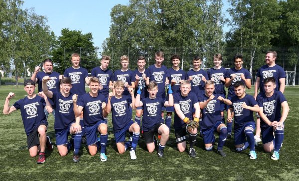 Aufstieg: Der künftige B-Junioren-Landesligist TBV Lemgo feiert den Titel mit Robin Winkler, Denis Igic, Luca Krüger, Cedric Göke, Arne Hüls, Klaus-Ole Kersten, Tolga Pulat, Julian Jobstmeier, Marco Petkau, Artur Andrejew, Julius Busch, Jan-Luca Pauls, Sükrü Yildirim, Jannis Wehmeier, Tilman Demmer, Diyar Gündüz und Nico Pauls. - © Paul Cohen