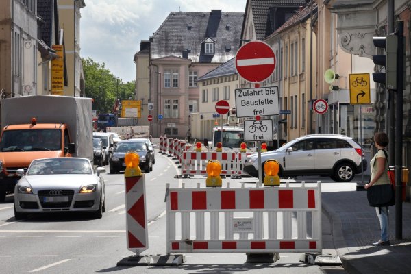 Ab hier geht es nicht weiter: Die Stadt hat die Verkehrsführung verdeutlicht, Ampelschaltungen angepasst und für die Radfahrer eine Umleitung ausgeschildert, die – siehe Foto – von der Paulinenstraße aus in die Benekestraße einbiegen und dann über die Allee zur Gartenstraße geführt werden. - © Bernhard Preuß