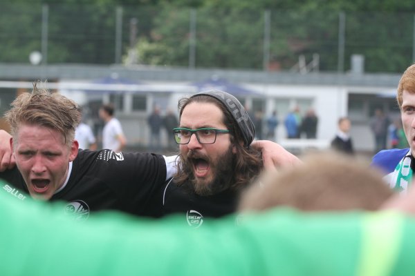 21. Juni 2015: Markus Kettern (mit Mütze) feiert den Aufstieg mit FCSSW. - © Sebastian Lucas