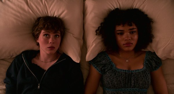 Sophia Lillis und Sofia Bryant in "I Am Not Okay With This". - © Netflix