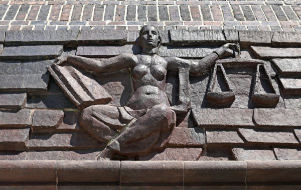 Blick auf die Justitia über dem Eingang eines Landgerichts. - © Hendrik Schmidt/dpa-Zentralbild/dpa/Symbolbild