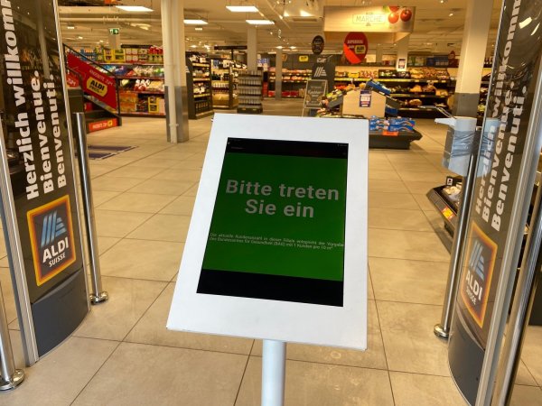 Zeigt die Ampel grün, dürfen Kunden eintreten. - © Aldi Suisse
