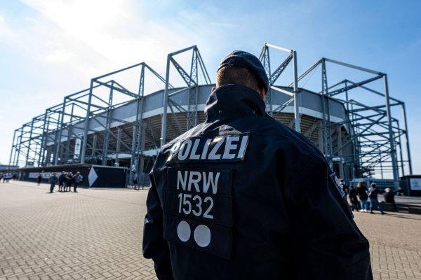 Die Polizei musste vor dem Spiel zwischen Borussia Mönchengladbach und Eintracht Frankfurt Fans bei einer Schlägerei trennen. (Symbolbild) - © David Inderlied/dpa