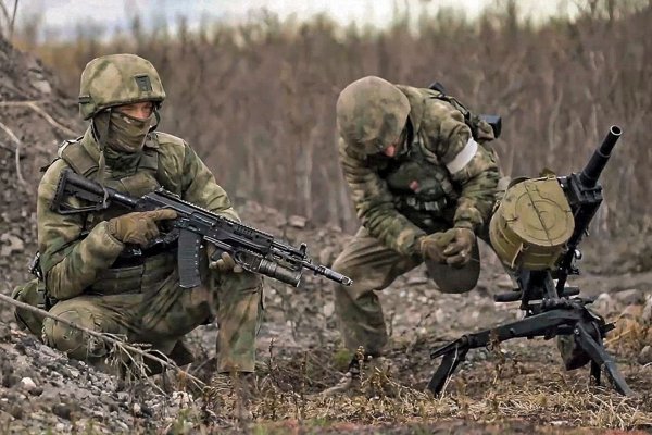 Nach einem Abflauen der Kämpfe in der Ostukraine über mehrere Tage greifen russische Truppen wieder heftiger an. - © Uncredited/Russian Defense Ministry Press Service/AP/dpa