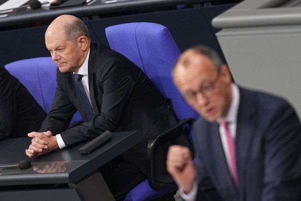 Kanzler Scholz und Unionskanzlerkandidat Merz dürfen zum TV-Duell fast nichts mitbringen - ein Stift und ein Notizblock sind nach Senderangaben erlaubt. - © Michael Kappeler/dpa