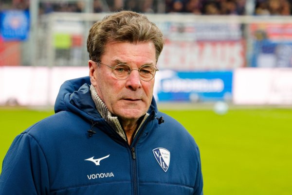 Der VfL Bochum will Trainer Dieter Hecking über die laufende Saison hinaus halten. - © Frank Molter/dpa