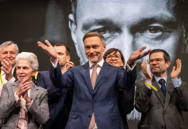 Der Vorsitzende im Mittelpunkt: Christian Lindner auf dem FDP-Parteitag - © Michael Kappeler/dpa