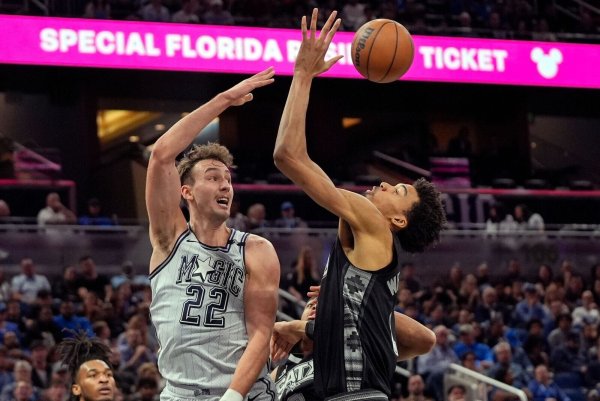 Franz Wagner (l) führte die Orlando Magic zum Erfolg gegen die San Antonio Spurs um Victor Wembanyama. - © John Raoux/AP/dpa