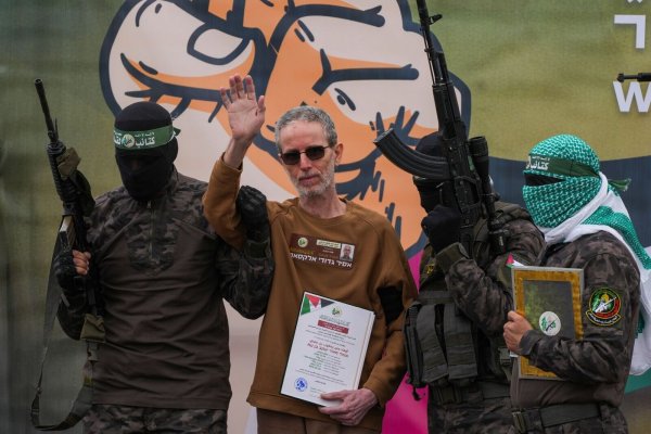 Ohad Ben Ami wird von der Hamas an das Rote Kreuz. - © Abdel Kareem Hana/AP/dpa