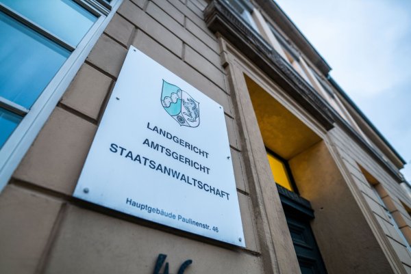Ein Schild zeigt die Staatsanwaltschaft, das Landgericht und das Amtsgericht Detmold. Mitte Februar beginnt hier ein Mordprozess gegen einen 72-Jährigen. (Archivbild) - © Lino Mirgeler/dpa