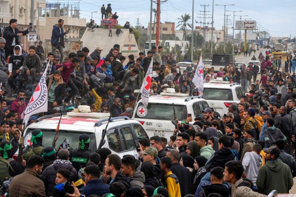 Die Hamas ließ im Gazastreifen drei weitere Geiseln frei und übergab sie dem Roten Kreuz. - © Abdel Kareem Hana/AP/dpa