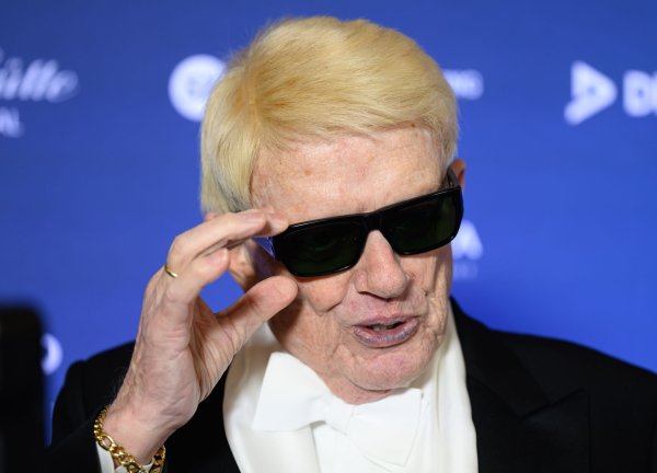 Heino geht mit seinen Hits auf Tournee und der Nationalhymne - © Robert Michael/dpa