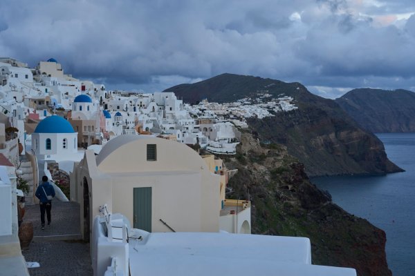 Die Erdbebenserie rund um die griechische Urlaubsinsel Santorini dauert an. (Foto vom 4.2.) - © Petros Giannakouris/AP/dpa