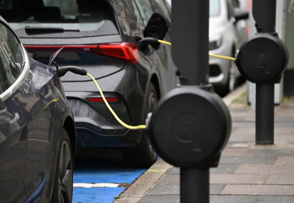 Menschen ohne E-Auto schätzen deren Nachteile als gravierender ein. (Symbolbild) - © Arne Dedert/dpa