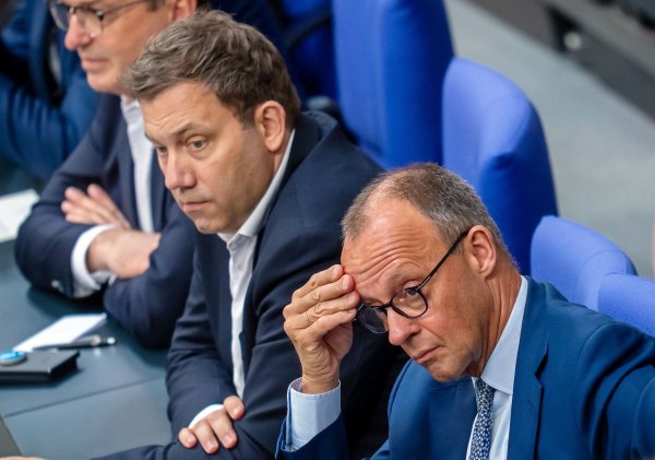 Klingbeil (m.) und Merz (r.) sind sich nicht einig. (Archivbild) - © Michael Kappeler/dpa