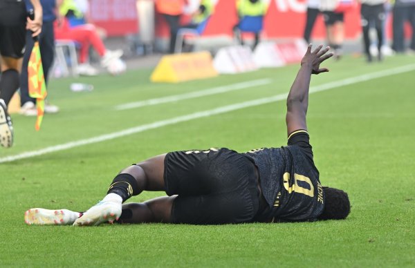 Kölns Neuzugang Ragnar Ache mit großen Schmerzen in Mainz - © Torsten Silz/dpa