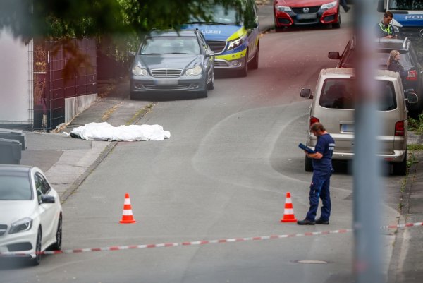 Eine zunächst in Menden festgenommene Frau ist wieder auf freiem Fuß. Bei ihr lässt sich laut Staatsanwaltschaft keine Tatbeteiligung feststellen. - © Christoph Reichwein/dpa