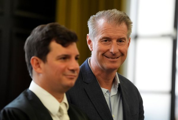 Philip von der Meden (links), Anwalt von Christina Blocks Ex-Mann Stephan Hensel (rechts), thematisiert im Prozess um die Entführung der Kinder den Sorgerechtsstreit. (Archivbild) - © Marcus Brandt/dpa-Pool/dpa