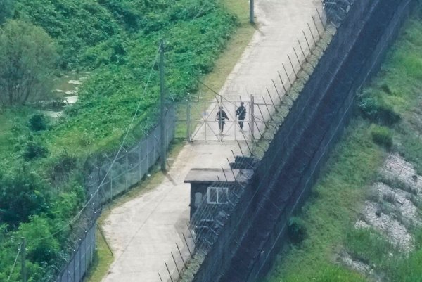 Die Grenze zwischen Süd- und Nordkorea ist hochgesichert. (Archivfoto) - © Ahn Young-joon/AP/dpa