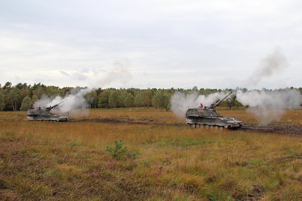 Panzerhaubitzen des Panzerartilleriebataillons 215 beim scharfen Schuss. Die Projektile können bis zu 40 Kilometer weit fliegen. Am Donnerstag schossen die Kanonen bei ihrem letzten Manöver über eine Distanz von elf Kilometern auf dem Truppenübungsplatz Senne. - © Foto: Engelhardt