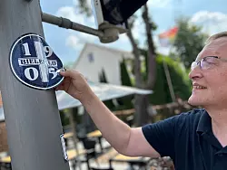 Mittlerweile Routine: Auf dem Weg zum Bäcker am Wochenende befreit Udo Plaßmann die Ampelmasten von neuen Aufklebern des DSC. - © Christian Bröder
