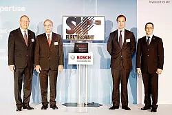 Dr. Karl Nowak (links) und Dr. Thomas Schulte (rechts) von der Firma Bosch gratulieren Dr. Hans-Detlev von Stietencron und Ernst-Constantin Hasse (Zweiter von rechts), die den Preis für das Lügder Unternehmen Schwering & Hasse entgegen nehmen. - © Foto: privat