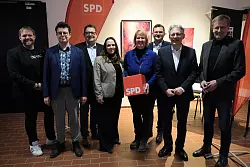 Der SPD-Regionalvorsitzende Veith Lemmen (v. l.) geht mit Fabian Golanowsky, Stefan Schwartze, Katrin Freiberger, Wiebke Esdar, Julien Thiede, dem SPD-Landeschef Achim Post und Burkhard Blienert in den Bundestagswahlkampf. - &copy; Felix Eisele
