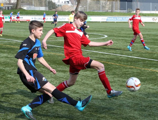 Zu spät: Klaus-Ole Kersten vom TBV Lemgo (rechts) im Duell mit Nikos Papaaspiros (SCP). - © Paul Cohen