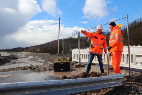 Letzte Arbeiten: Bauleiter Martin Müller überwacht die Montage der Leitplanken auf dem Staudamm. Donnerstag wird die Straße wieder freigegeben. - © Marianne Schwarzer
