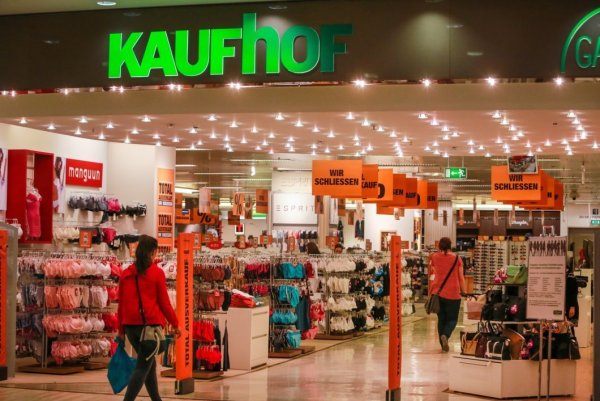 Acht Monate vor der Schließung: Bei Galeria Kaufhof hat der Räumungsverkauf begonnen. Das Warenhaus begründet den frühen Beginn mit dem großen Warenbestand und will auch das Weihnachtsgeschäft noch mitnehmen. - © Andreas Zobe