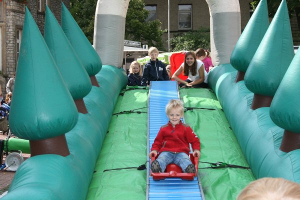 Darf beim „Lagenser Spiel(t)raum“ nicht fehlen: die von allen Kindern heiß geliebte Rollenrutsche. Sie wird von den ehrenamtlichen Mitarbeiten der Fachgruppe Jugend auf dem Marktplatz der Zuckerstadt betreut. - © privat