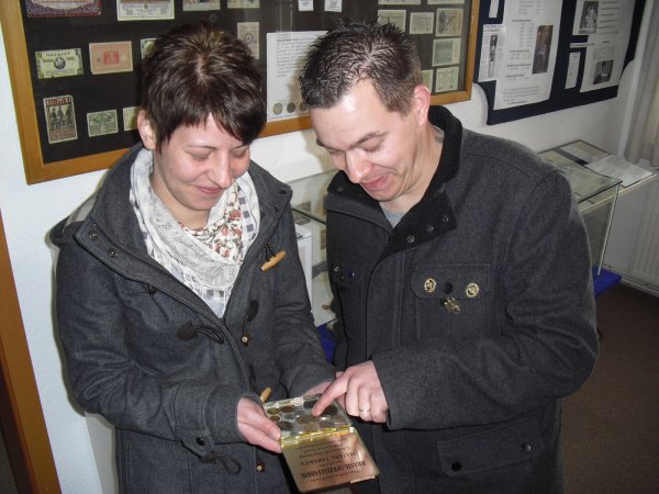 Stammgäste im Heimatmuseum Alverdissen: die beiden Sondengänger Kristin Juling (li.) und der gebürtige Alverdisser René Stock (re.) mit ihren Münzfunden, die letztes Jahr im Heimatmuseum ausgestellt wurden. - © Sylvia Frevert