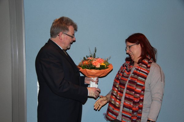 Blumen für die Dame: Bürgermeister Gerhard Schemmel gratuliert Ingrid Marondel. - © MICAELA BREDER