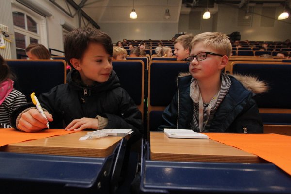 Ganz genau hinschauen: Gustav (10) aus Bad Salzuflen zeichnet das Gesicht vom elfjährigen Jan Luca (rechts). Fotos: Mausch - © Julia Mausch