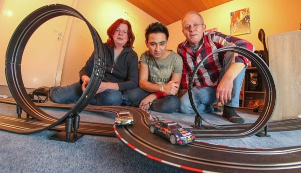 Vor der Rennbahn: Sabine und Ralf Sauk haben den alleinstehenden Flüchtling Abbas Alizada als Mieter aufgenommen und ihm eine Rennbahn geschenkt - © Andreas Zobe