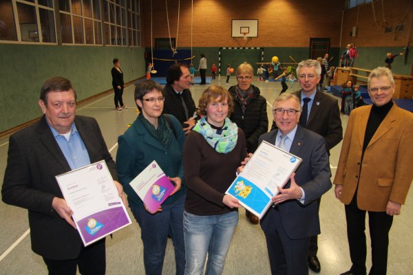 Übergabe: Kreissportbund-Präsident Wilfried Starke überreicht Sandra Albrecht vom Familienzentrum die Zertifizierungsurkunde. - © Cordula Gröne