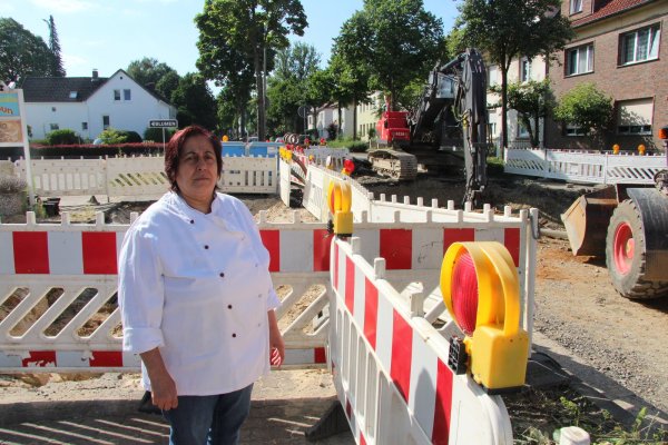Weniger Kundschaft: Unternehmerin Yildiz Koyuncu leidet unter der Großbaustelle. - © Jana Beckmann