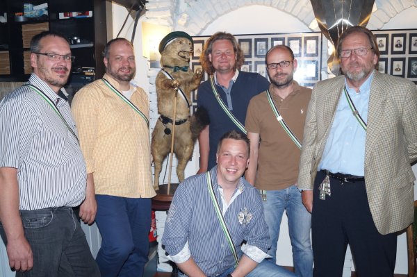 Bekennen sich zur "Teutonia": Gino Verace, Philipp Eickmeyer, Timo Gleick,Tobias Hübner und Bernd Althoff (von links) sowie Alexander Rönn (vorne) stehen bei Fuchs "Oska". - © Jan Christian Pinsch