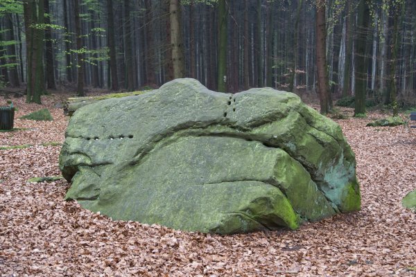 Sagenumwoben: der große Opferstein. - © Privat