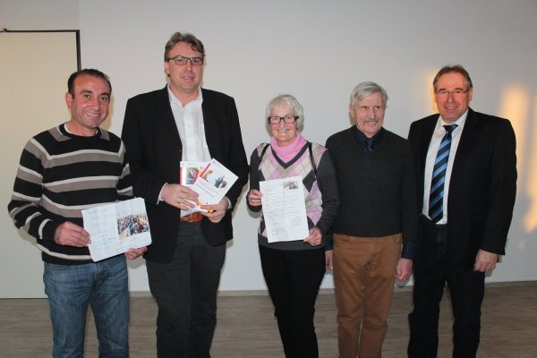 Karim Suleiman (Beauftagter für Sport und Integration, Leopoldshöhe), Armin Schauf (Kommunales Integrationstentrum Kreis Lippe), Renate Köster (Vorsitzende Kreis-Senioerenunion), Philipp Antonius Müller (Vorsitzender Seniorenunion Dörentrup) und Bürgermeister Friedrich Ehlert (von links). - © Sölter
